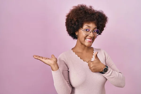 Jonge Afro Amerikaanse Vrouw Staan Roze Achtergrond Tonen Palm Hand — Stockfoto