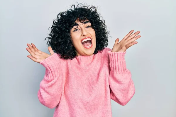 Junge Frau Aus Dem Mittleren Osten Lässiger Kleidung Feiert Verrückt — Stockfoto