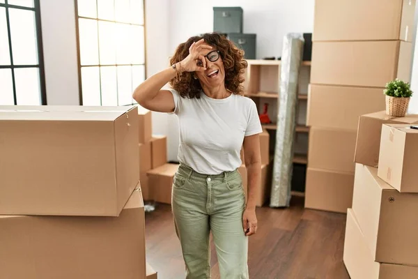 Middle Age Hispanic Woman Wearing Casual Clothes Standing Cardboard Boxes — стоковое фото