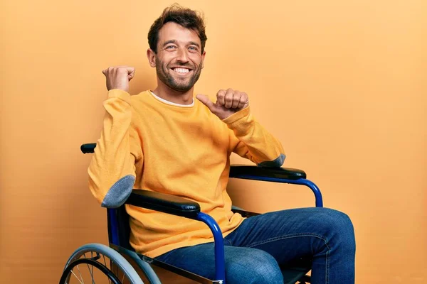 Bonito Homem Com Barba Sentado Cadeira Rodas Apontando Para Costas — Fotografia de Stock