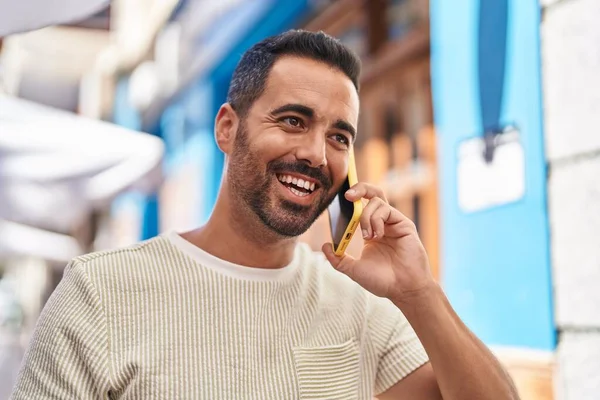 Ung Latinamerikansk Man Ler Säker Talar Smartphone Gatan — Stockfoto