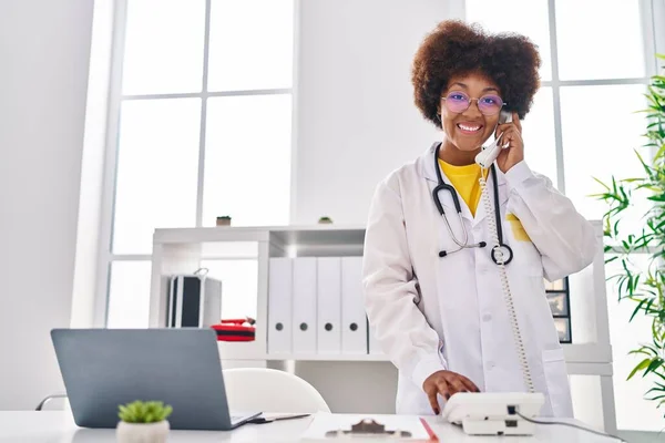 Doktor Üniforması Giyen Afrikalı Amerikalı Kadın Klinikte Telefonla Konuşuyor — Stok fotoğraf