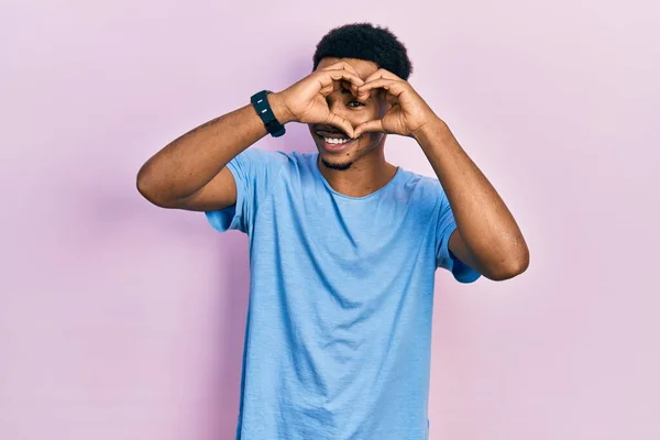 Νεαρός Αφροαμερικάνος Φοράει Casual Μπλε Πουκάμισο Κάνει Σχήμα Καρδιάς Χέρι — Φωτογραφία Αρχείου