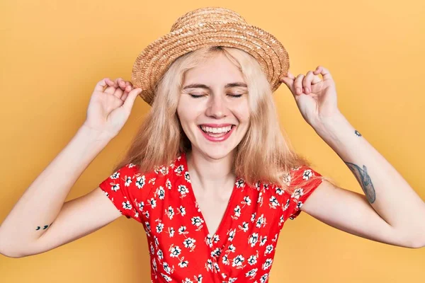 Beautiful Caucasian Woman Blond Hair Wearing Summer Hat Smiling Laughing — Foto Stock