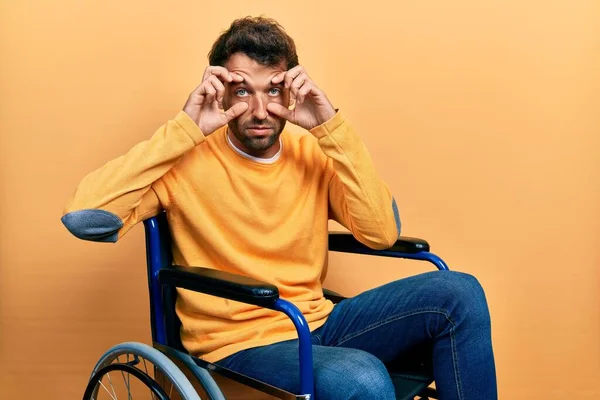 Homem Bonito Com Barba Sentado Cadeira Rodas Tentando Abrir Olhos — Fotografia de Stock