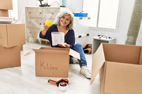 Middle Age Grey Haired Woman Smiling Happy Unboxing Kitchen Cardboard — Stock Photo, Image