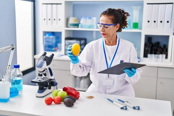 Middle Age Hispanic Woman Working Laboratory — Stockfoto