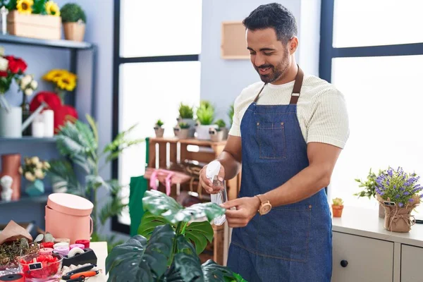 Jonge Spaanse Man Bloemist Glimlachend Zelfverzekerde Gietende Plant Bij Bloemist — Stockfoto