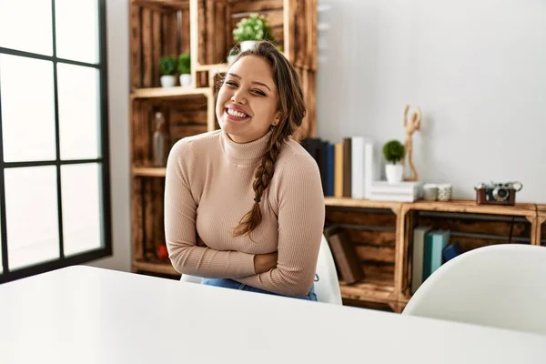 Ein Junges Hispanisches Mädchen Lässiger Kleidung Sitzt Hause Auf Dem — Stockfoto