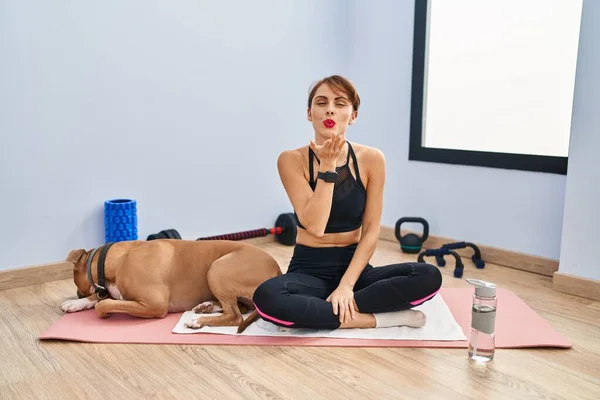 Young Beautiful Woman Sitting Yoga Mat Looking Camera Blowing Kiss — 图库照片