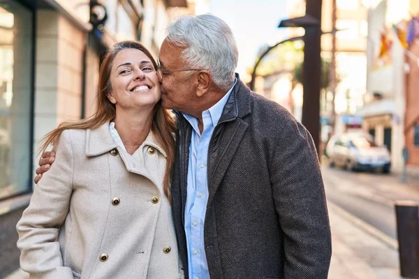 Mediana Edad Hombre Mujer Pareja Abrazándose Besándose Calle —  Fotos de Stock
