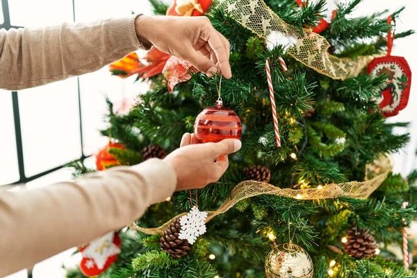 Jovem Hispânico Decorando Árvore Natal Casa — Fotografia de Stock