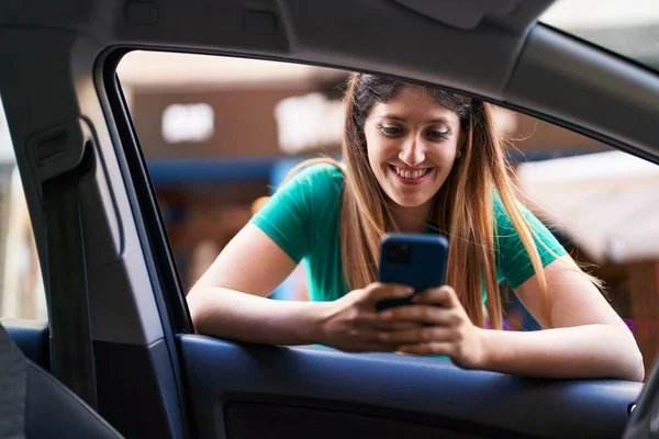 Ung Latinamerikansk Kvinna Som Använder Smartphone Lutar Sig Mot Fönsterbilen — Stockfoto
