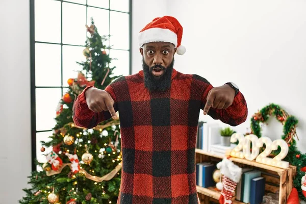 Afro Americano Vestindo Chapéu Papai Noel Junto Árvore Natal Apontando — Fotografia de Stock