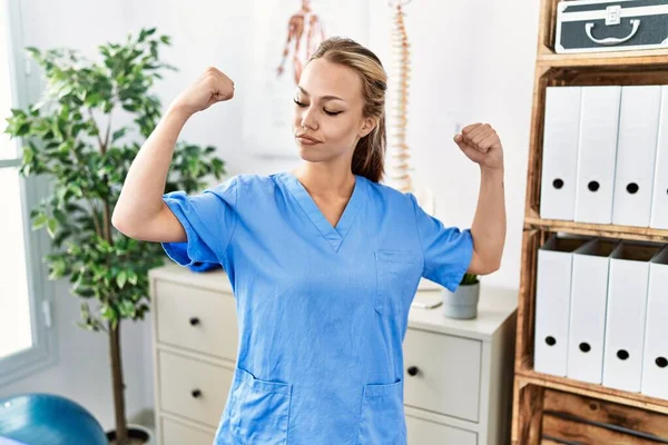 Mulher Branca Jovem Trabalhando Clínica Recuperação Dor Mostrando Músculos Dos — Fotografia de Stock