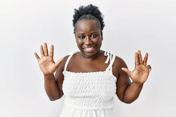 Junge Afrikanerin Steht Vor Weißem Hintergrund Und Zeigt Mit Fingern — Stockfoto