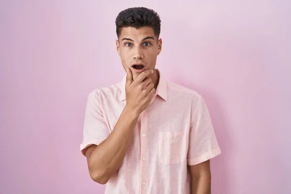 Young Hispanic Man Standing Pink Background Looking Fascinated Disbelief Surprise — Φωτογραφία Αρχείου