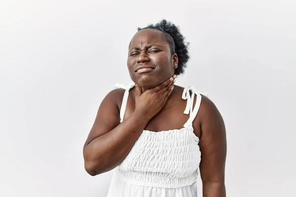 Jovem Mulher Africana Sobre Fundo Branco Isolado Tocando Pescoço Doloroso — Fotografia de Stock