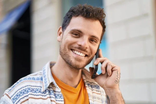 Jonge Spaanse Man Glimlacht Vol Vertrouwen Praten Smartphone Straat — Stockfoto