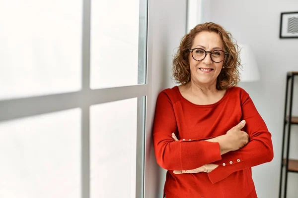 Mujer Caucásica Mediana Edad Sonriendo Feliz Pie Con Los Brazos — Foto de Stock