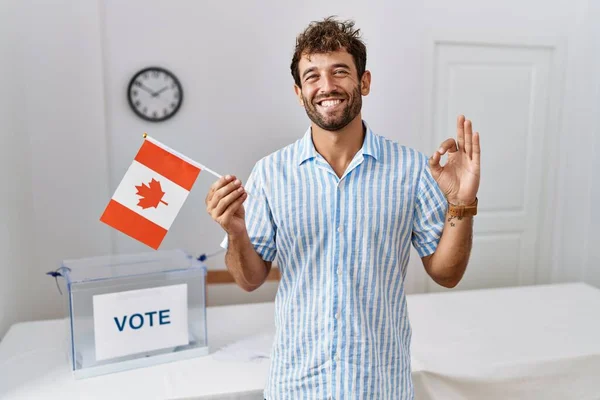 Ung Stilig Man Politisk Kampanj Val Håller Canada Flagga Gör — Stockfoto