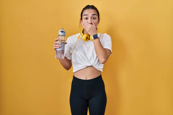 Ung Sydasiatisk Kvinna Som Bär Sportkläder Dricksvatten Chockade Täcka Munnen — Stockfoto