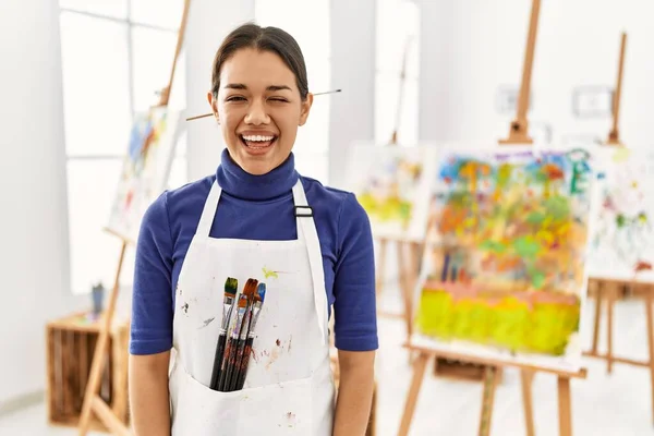 Joven Morena Estudio Arte Guiñando Ojo Mirando Cámara Con Expresión — Foto de Stock