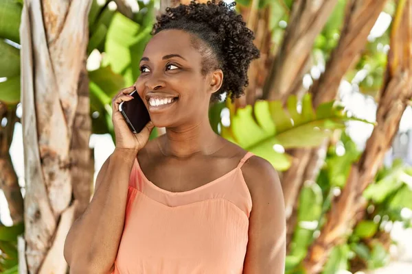 Joven Mujer Afroamericana Sonriendo Feliz Día Verano Hablando Por Teléfono — Foto de Stock