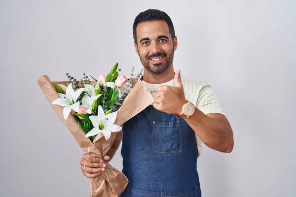 Homem Hispânico Com Barba Trabalhando Como Florista Fazendo Polegares Felizes — Fotografia de Stock
