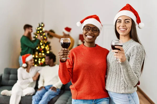 Gruppo Giovani Che Festeggiano Natale Due Donne Sorridenti Felice Bere — Foto Stock