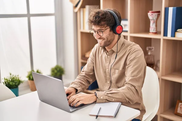 Młody Pracownik Biznesowy Korzystający Laptopa Słuchawek Pracujących Biurze — Zdjęcie stockowe