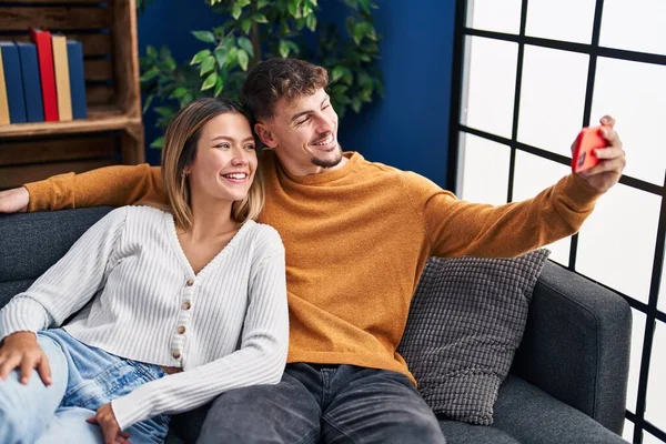 Young Man Woman Couple Make Selfie Smartphone Sitting Sofa Home — Φωτογραφία Αρχείου
