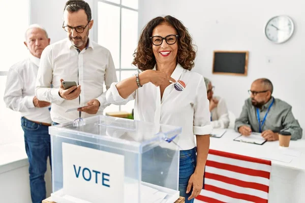 Middle Age American Voter Woman Smiling Happy Pointing Finger Usa — Stockfoto