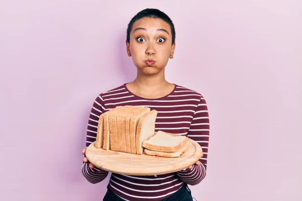 Kısa Saçlı Elinde Sandviç Ekmeği Olan Güzel Spanyol Kadın Komik — Stok fotoğraf
