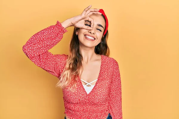 Jong Hispanic Meisje Dragen Casual Kleding Glimlachen Gelukkig Doen Teken — Stockfoto