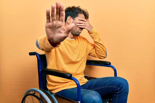 Schöner Mann Mit Bart Der Rollstuhl Sitzt Und Die Augen — Stockfoto