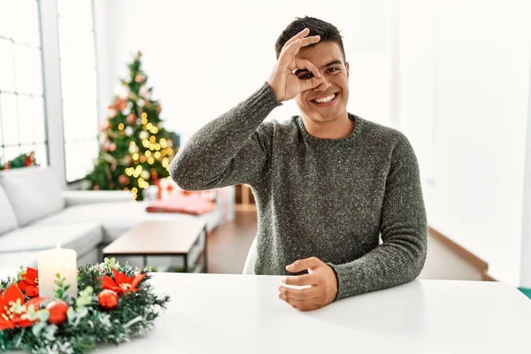 Jonge Spaanse Man Zit Tafel Door Kerstboom Doet Gebaar Met — Stockfoto