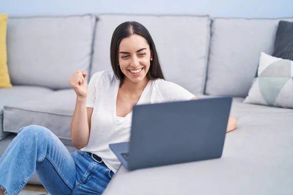 Young Brunette Woman Using Laptop Home Screaming Proud Celebrating Victory — ストック写真