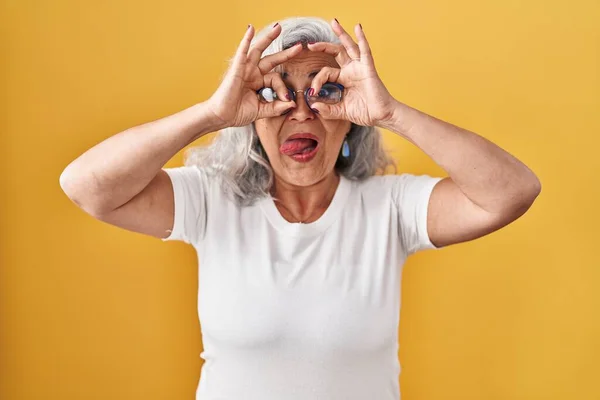 Frau Mittleren Alters Mit Grauen Haaren Die Vor Gelbem Hintergrund — Stockfoto