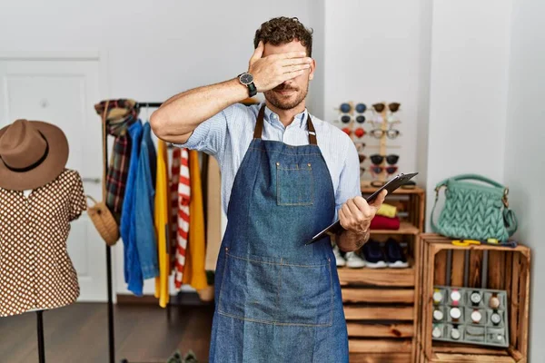 Stilig Ung Man Som Arbetar Som Chef Butik Täcker Ögon — Stockfoto