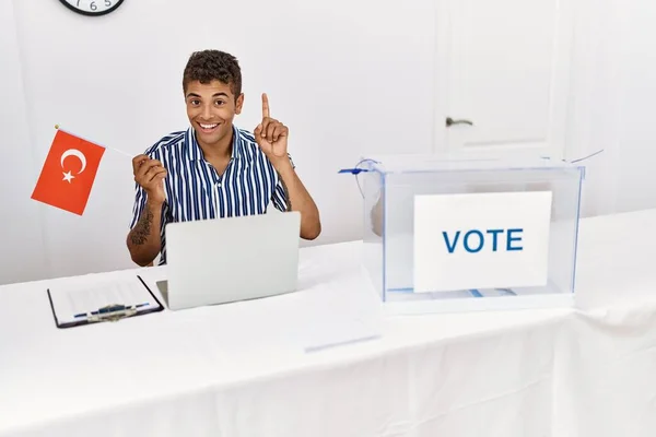 Homem Hispânico Bonito Novo Eleição Campanha Política Que Prende Bandeira — Fotografia de Stock