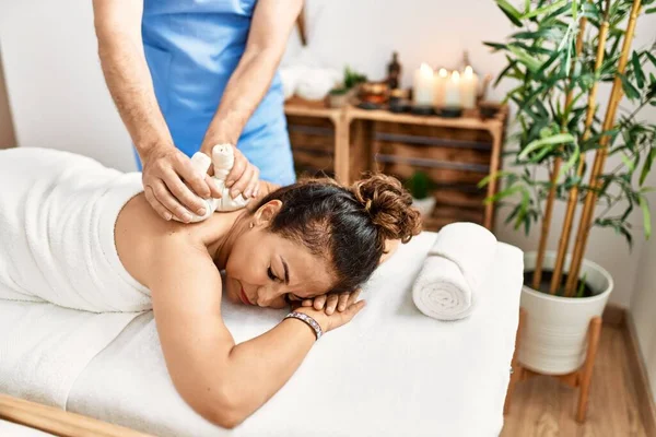 Uomo Donna Mezza Età Indossano Uniforme Terapeuta Avendo Sessione Massaggio — Foto Stock