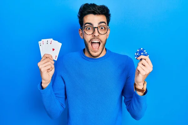 Poker Oynayan Genç Spanyol Adam Kumarhane Fişleri Kartlarla Çılgınlığı Kutluyor — Stok fotoğraf