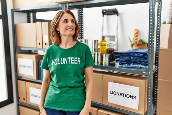 Mulher Meia Idade Vestindo Shirt Voluntária Doações Ficar Olhando Para — Fotografia de Stock