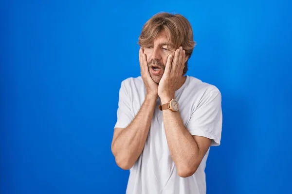 Hombre Mediana Edad Pie Sobre Fondo Azul Manos Cansadas Cubriendo —  Fotos de Stock