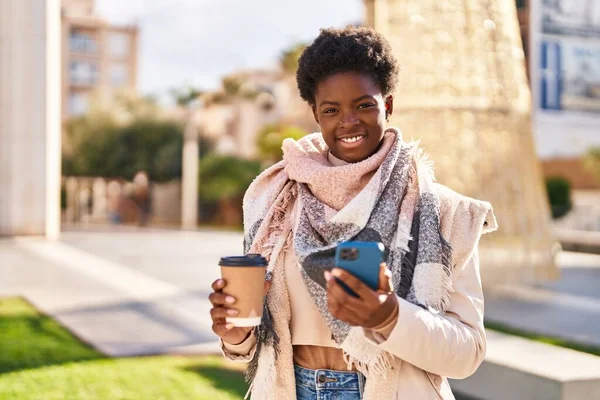 Africano Americano Mulher Usando Smartphone Beber Café Parque — Fotografia de Stock