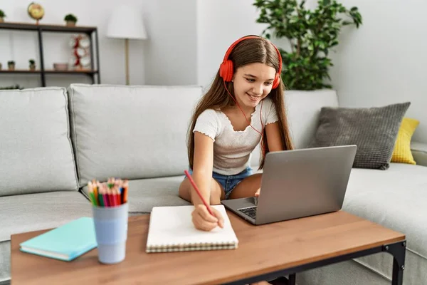 Adorable Chica Haciendo Tarea Usando Ordenador Portátil Casa — Foto de Stock