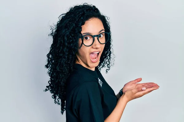 Young Hispanic Woman Curly Hair Wearing Staff Shirt Pointing Aside — Zdjęcie stockowe