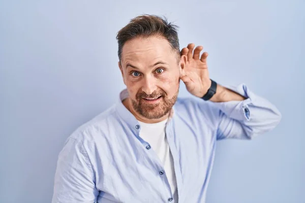 Middle Age Caucasian Man Standing Blue Background Smiling Hand Ear — Fotografia de Stock