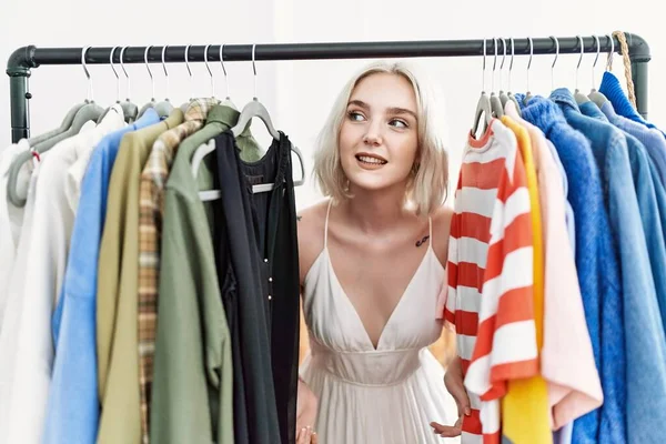 Joven Mujer Caucásica Sonriendo Confiada Apareciendo Través Ropa Tienda Ropa — Foto de Stock